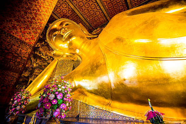 buddha sdraiato a wat pho inthailand - bangkok thailand asia thai culture foto e immagini stock