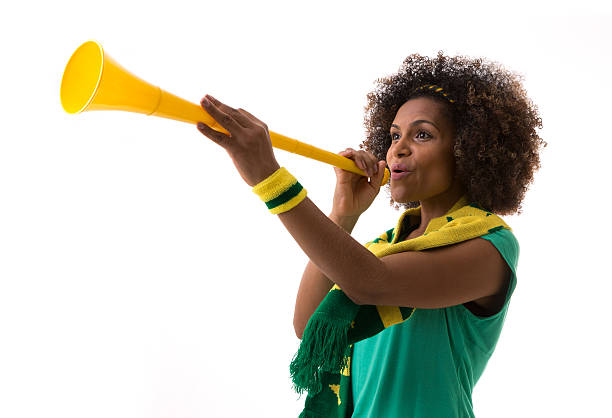 donna brasiliana arte da vuvuzela su sfondo bianco - vuvuzela foto e immagini stock