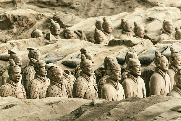 exército dos guerreiros cerâmica de terracota em xian, china - army xian china archaeology imagens e fotografias de stock