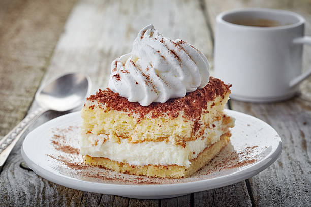 pastel de crema batida - nata montada fotografías e imágenes de stock