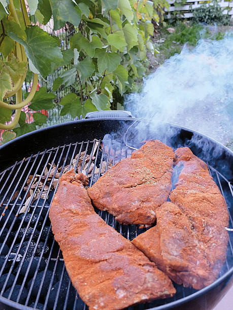 przygotowanie wieprzowina z grilla żeberka - rubbing spice rib barbecue zdjęcia i obrazy z banku zdjęć