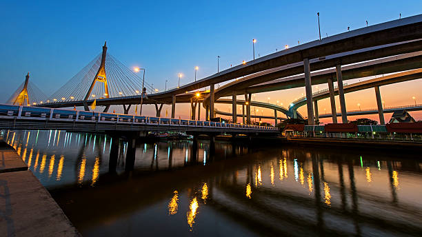 bhumibol most o zmroku w bangkoku - city mega night built structure zdjęcia i obrazy z banku zdjęć