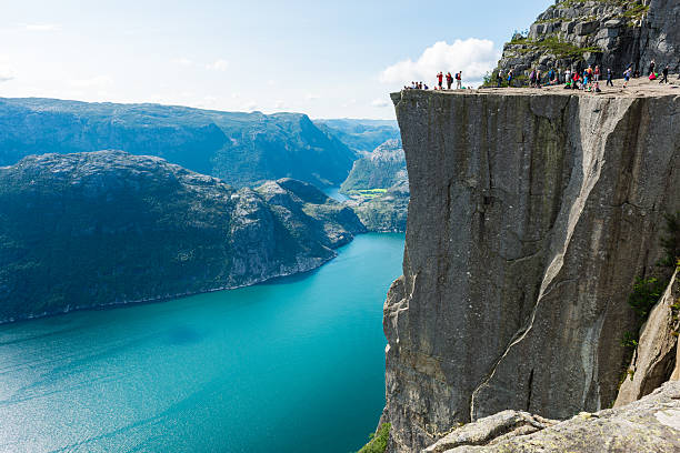 pulpit rock i lysefjorden - mountain cliff mountain peak plateau zdjęcia i obrazy z banku zdjęć