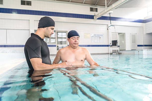 uomo che fa fisioterapia in acqua - physical therapy hydrotherapy swimming healthcare and medicine foto e immagini stock