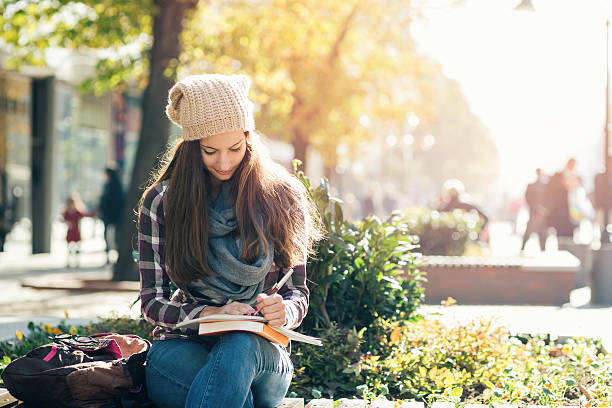 chica estudiante estudiando en el campus. - school year fotografías e imágenes de stock