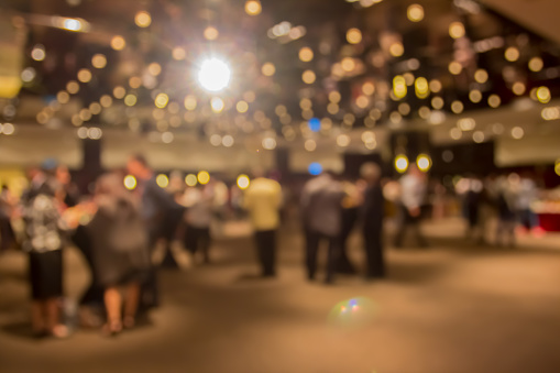 desenfoque de personas en una cena de celebración en la sala de comedor photo