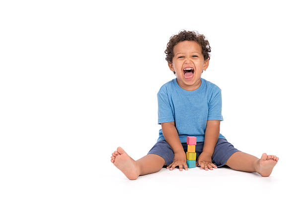 engraçado menino a brincar com os blocos de cores. - criança de 1 a 2 anos imagens e fotografias de stock