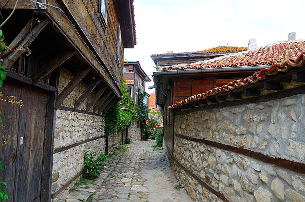 istock Narrow alley 510798266