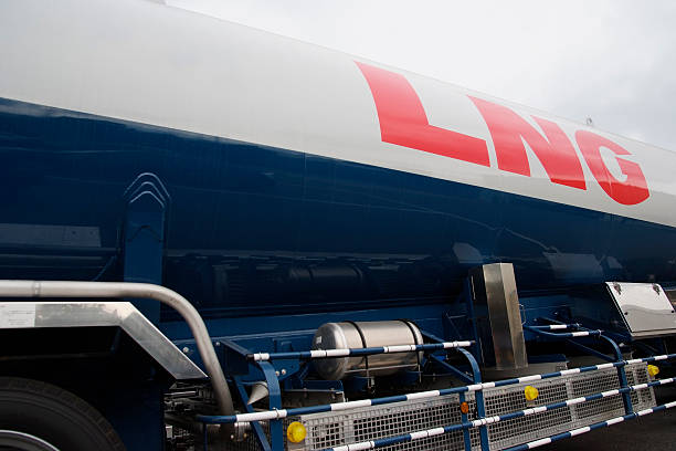 duża ciężarówka cysterna lng - liquid natural gas zdjęcia i obrazy z banku zdjęć