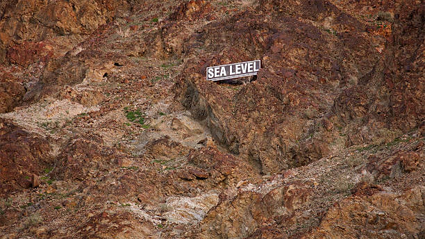 nível do mar sinal no lado da montanha no vale da morte - view into land imagens e fotografias de stock