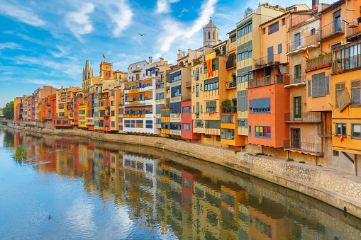 Coloridas casas en Girona, Cataluña, España photo