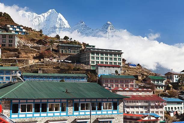 vue du bazar de namche et le mont thamserku - namche bazaar photos et images de collection