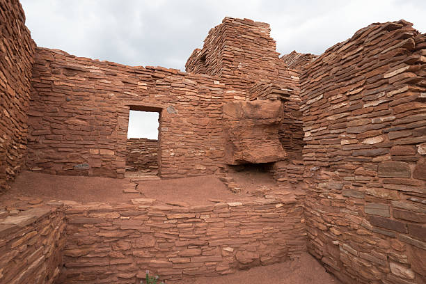 indio ruina pensar demasiado en arizona-pueblo monumento nacional wupatki-arizona - cave painting indigenous culture art arizona fotografías e imágenes de stock