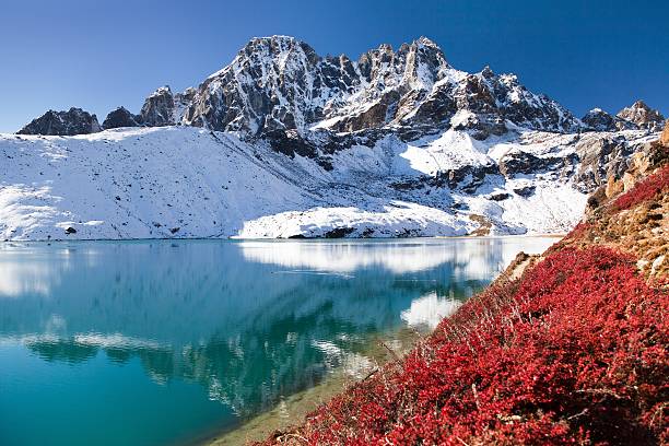 dudh pokhari gokyo jezioro i phari lapche peak - cho oyu zdjęcia i obrazy z banku zdjęć