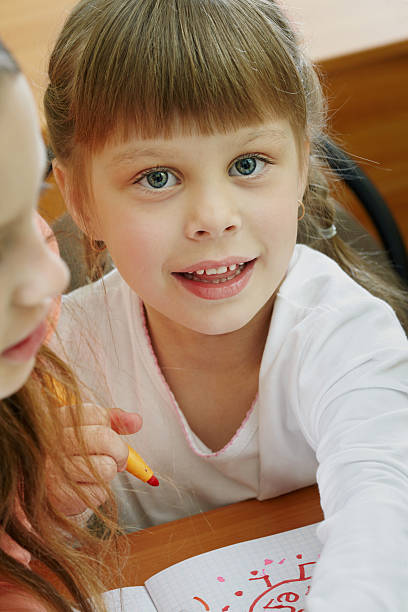 principiantes - schoolgirl little girls crayon human face fotografías e imágenes de stock