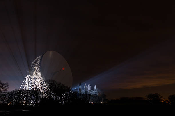 lovell radiotélescope, observatoire de jodrell bank - jodrell bank radio telescope dish cheshire astronomy telescope observatory photos et images de collection