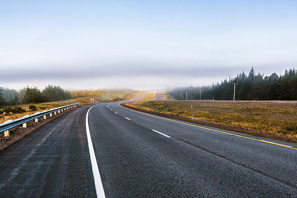 expressway brouillard, tôt le matin - asphalt two lane highway natural phenomenon fog photos et images de collection