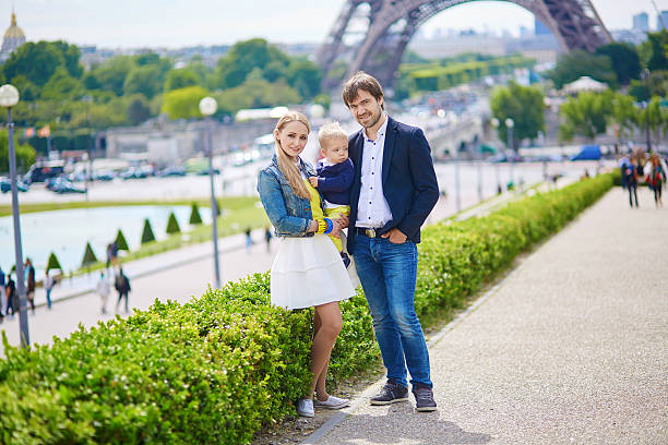 famiglia felice di tre a parigi, vicino alla torre eiffel - family eiffel tower baby vacations foto e immagini stock