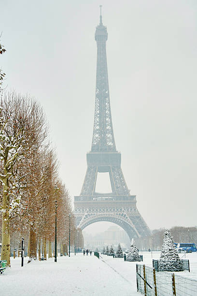 istock Rare snowy day in Paris 510856186