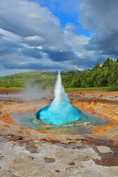 magnifico geyser strokkur - iceland hot spring geothermal power station geyser foto e immagini stock