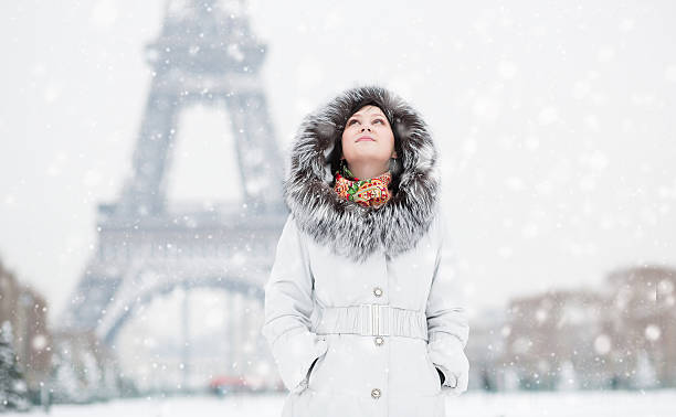 jovem mulher em paris em um dia de inverno - pele tower - fotografias e filmes do acervo