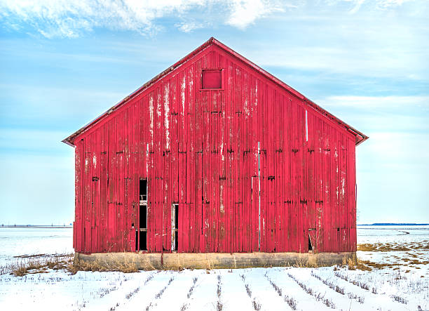 赤いバーン - barn red old door ストックフォトと画像