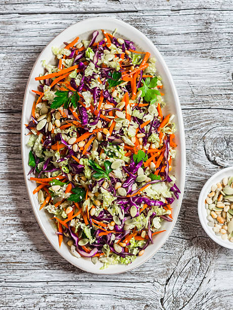 frisches gemüse-salat mit roter kohl und karotten, paprika und samen - pine nut nut seed vegan food stock-fotos und bilder