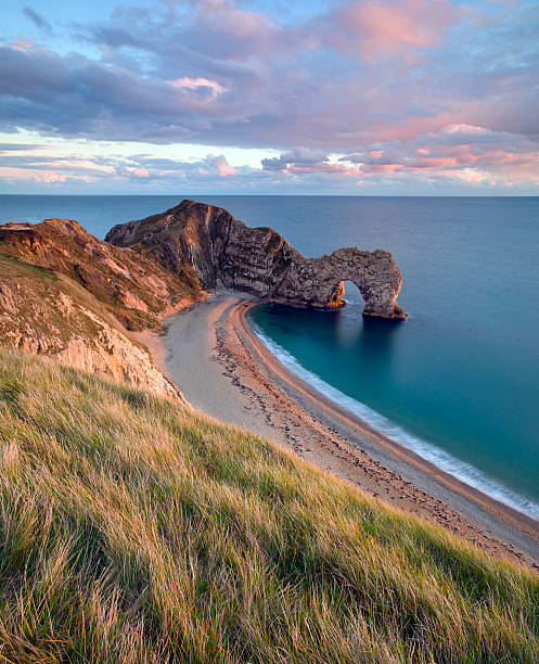 durdle door, doret jurassic coast, anglia, wielka brytania - dorset zdjęcia i obrazy z banku zdjęć