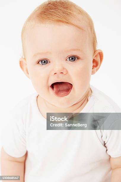 Retrato De Joven Niña Bebé De Cerca Foto de stock y más banco de imágenes de Bebé - Bebé, Boca abierta, Sacar la lengua