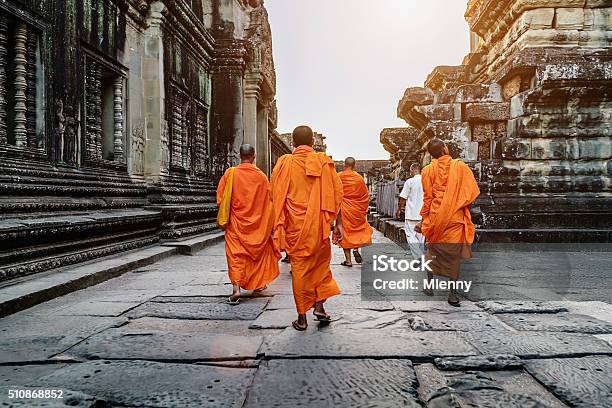 Biksu Buddha Di Angkor Wat Kamboja Foto Stok - Unduh Gambar Sekarang - Kamboja - Indochina, Provinsi Siem Reap, Siem Reap
