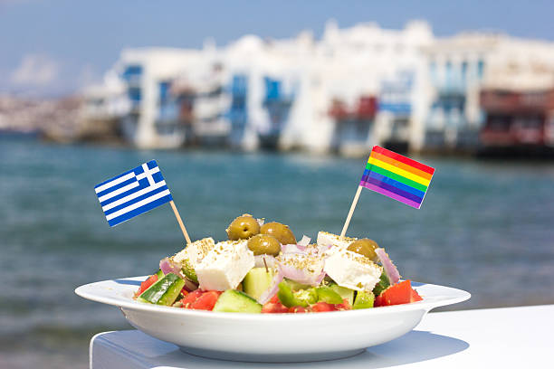 ギリシャ風サラダ、ミコノス、ギリシャ - rainbow peppercorns ストックフォトと画像