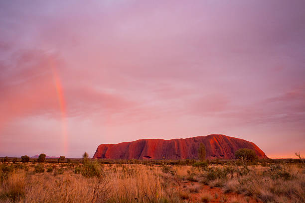 улуру с rainbow - uluru australia northern territory sunrise стоковые фото и изображения