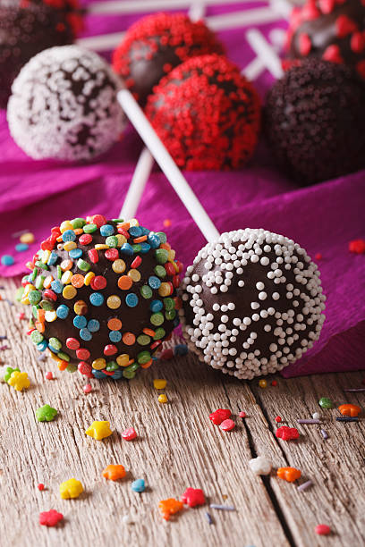 bolo de chocolate doce sprinkles explosões com macro de uma tabela - flavored ice variation birthday candy imagens e fotografias de stock