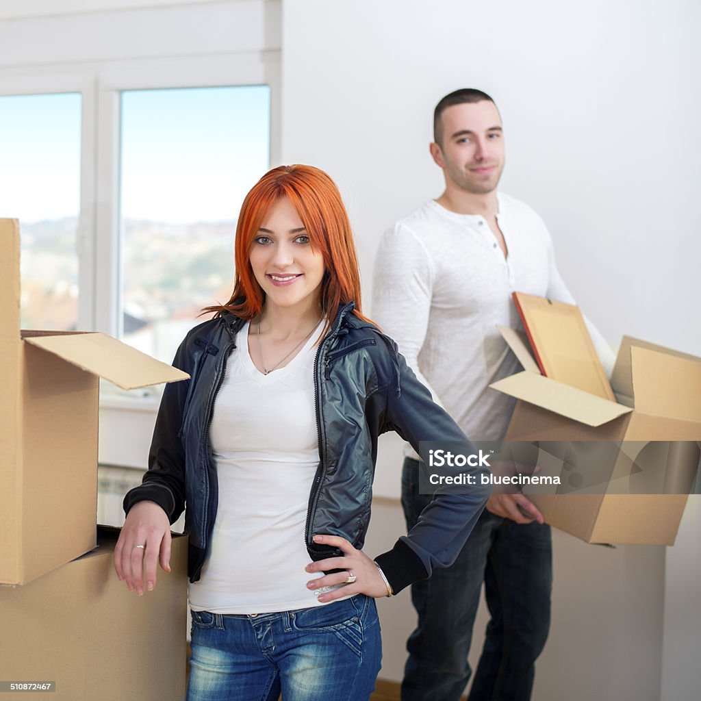 Pareja joven en un nuevo apartamento - Foto de stock de 30-39 años libre de derechos