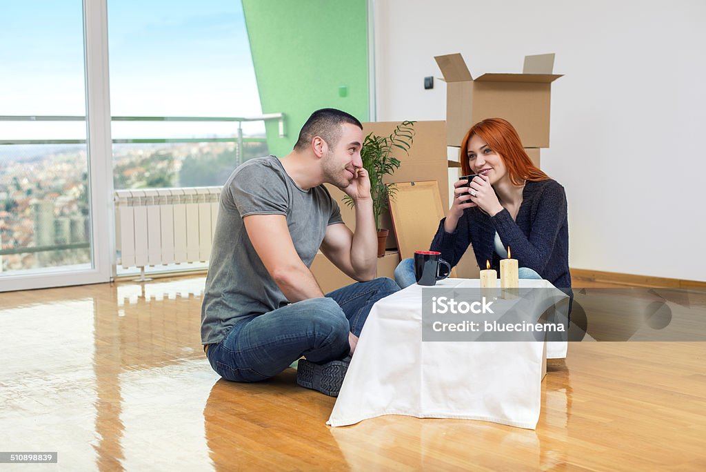 Par disfrutar de un nuevo hogar - Foto de stock de Adulto libre de derechos