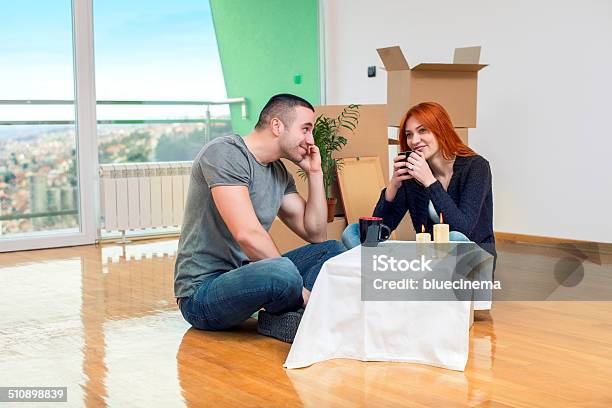 Par Disfrutar De Un Nuevo Hogar Foto de stock y más banco de imágenes de Adulto - Adulto, Adulto joven, Agarrar