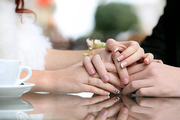 casamento casal de mãos dadas ao lado do copo de café. - passion women human hand macro imagens e fotografias de stock