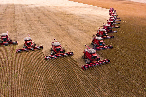la combinación de soja - tractor agriculture field harvesting fotografías e imágenes de stock