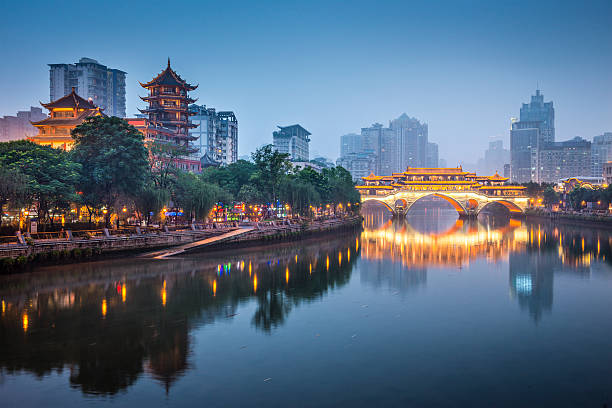 chengdu, china sobre el río jin - travel temple cityscape city fotografías e imágenes de stock