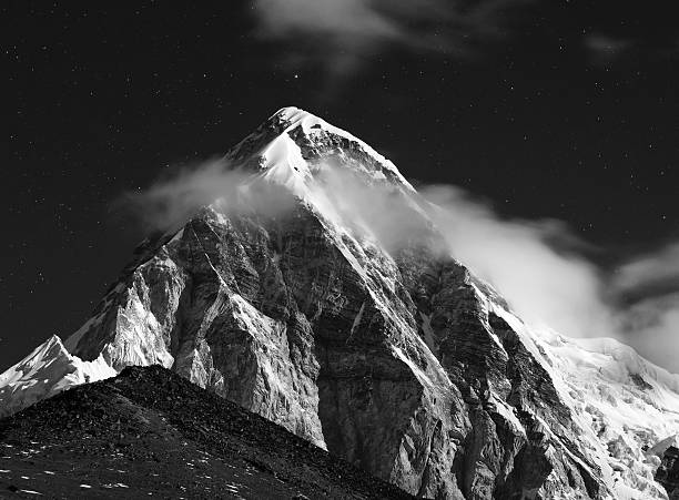 himalayas por la noche.  monte everest pumori, región, nepal - mt pumori fotografías e imágenes de stock