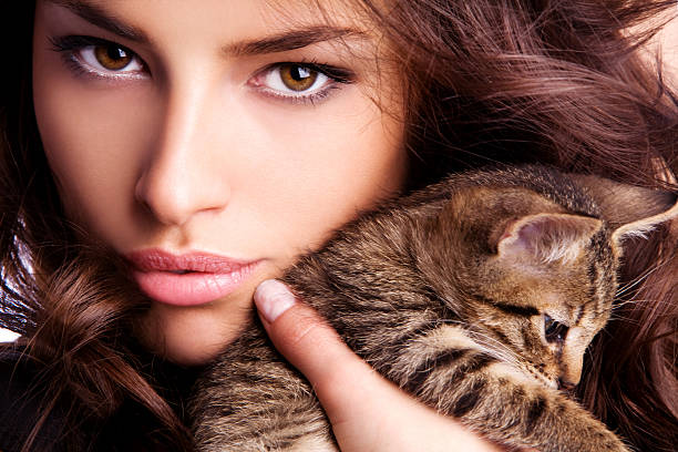 jovem beleza com um gatinho - desire make up women human face - fotografias e filmes do acervo