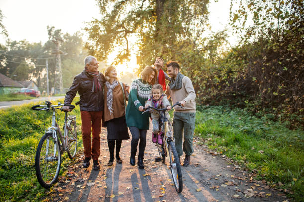 lächeln multi-generation-familie auf fahrrädern im park. - family grandmother multi generation family nature stock-fotos und bilder