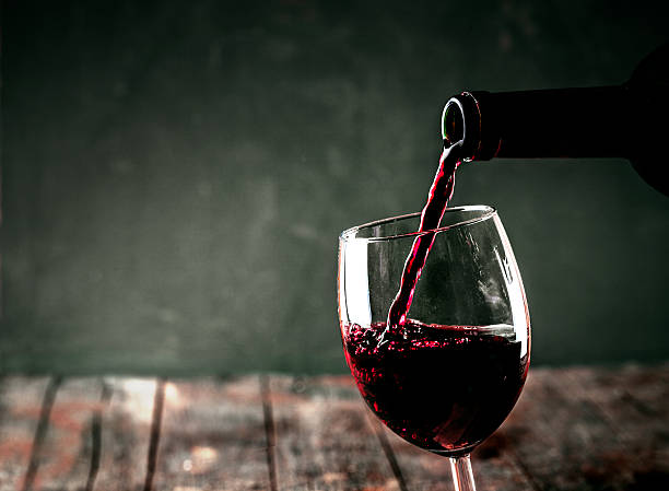 vinho tinto - wine red wine glass bar counter - fotografias e filmes do acervo