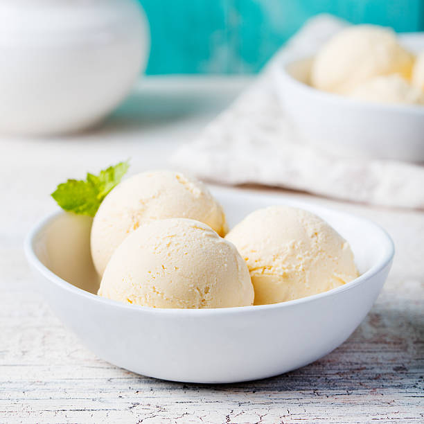 sorvete de baunilha em taça de produtos orgânicos - ice cream vanilla ice cream bowl white - fotografias e filmes do acervo