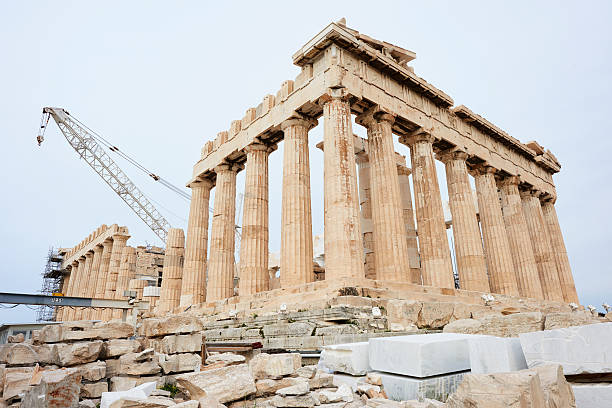 парфенон в восстановлению - scaffolding ancient construction site athens greece стоковые фото и изображения