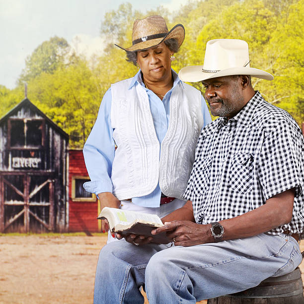 bibbia lettura di coppia da cowboy - shirt checked women wild west foto e immagini stock