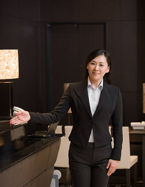 ritratto di concierge in hotel in asia - hotel greeting welcome sign service foto e immagini stock