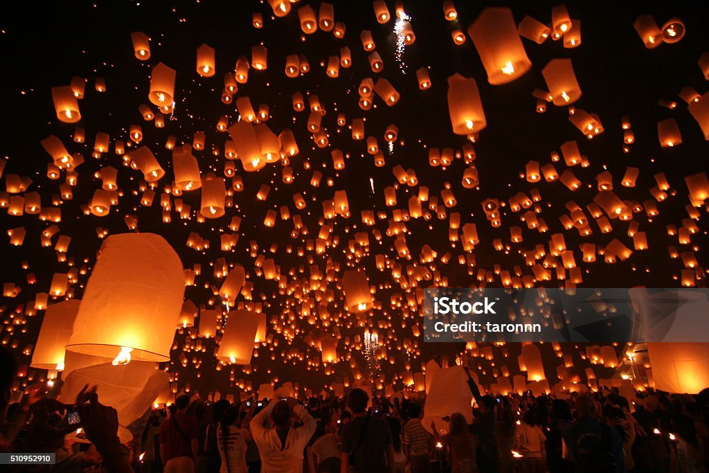 Flying Sky Lantern on Yeepeng festival Flying Sky Lantern on Yeepeng festival, thai lanna tradition religion in Chiangmai thailand Lantern Stock Photo