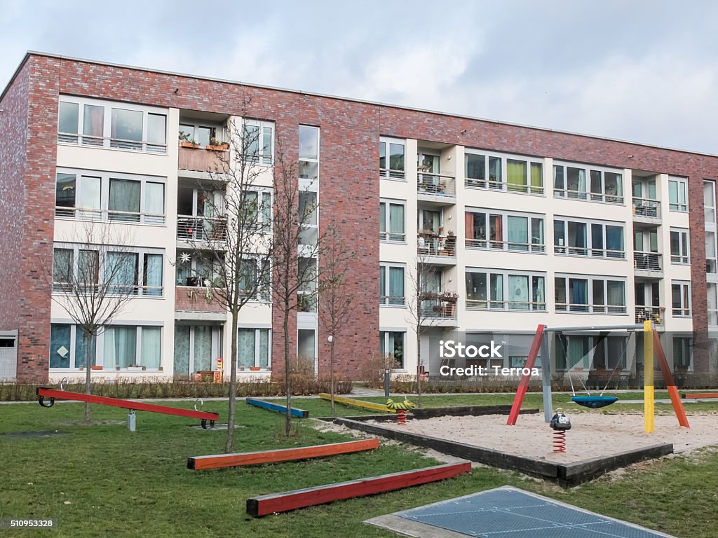 Jetée de jeu dans appartement à l'avant de bâtiment - Photo de Appartement libre de droits