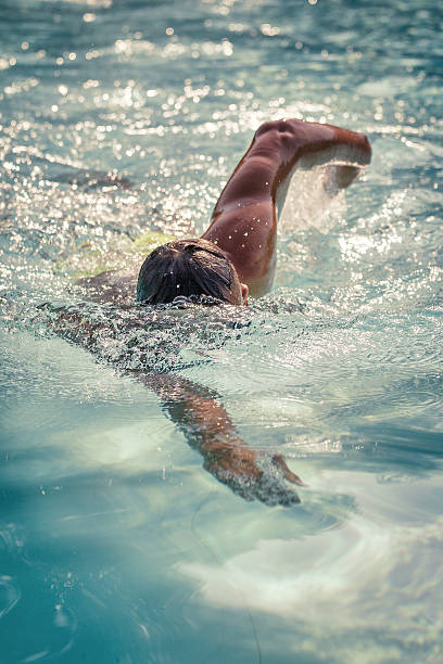 молодой человек плавание - body care power swimming goggles swimming стоковые фото и изображения